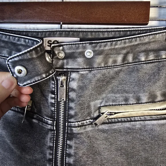 NWT SO Vintage Black Style Faux Leather Zip Front Mini Skirt Size 13 Juniors - Picture 3 of 5